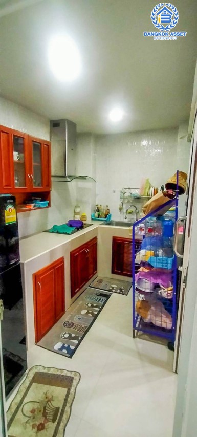 *****ทาวน์เฮ้าส์มือสอง ม.โกลเด้นทาวน์ รามอินทรา-วงแหวน เนื้อที่กว้าง 19 ตร.ว. ฟังก์ชั่นจัดเต็ม 4 ห้องนอน 3 ห้องน้ำ 2 ที่จอดรถ สภาพบ้านใหม่เอี่ยม ต่อเติมพร้อมเข้าอยู่ได้เลย บนทำศักยภาพ เชื่อมต่อถนนคู้บอน, ถนนกาญจนาภิเษก, ถนนสุขาภิบาล5 เดินทางสะดวกใกล้รถไฟฟ้าสายอนาคตสายสีชมพู และจุดขึ้นทางด่วน "รามอินทรา-อาจณรงค์" จองเลย!